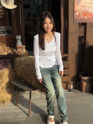 Light Wash Vintage-Inspired Jeans with Logo Pocket view 8