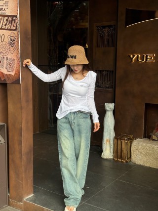 Light Wash Vintage-Inspired Jeans with Logo Pocket view 9