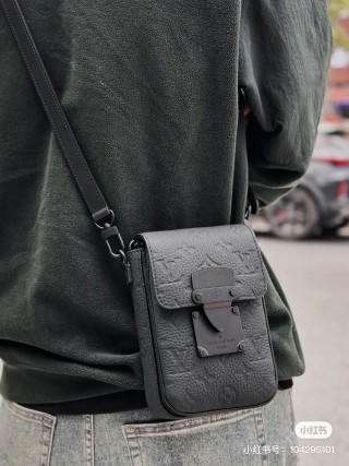 Louis Vuitton Pochette Metis Black Leather Crossbody