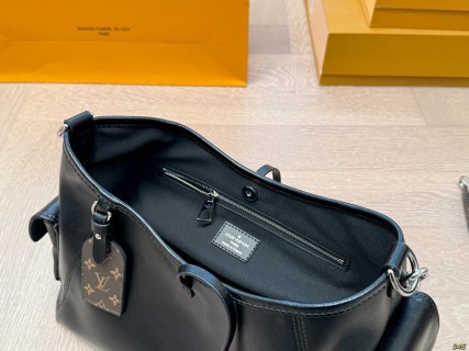 Louis Vuitton Carryall Black Shoulder Bag Small view 9
