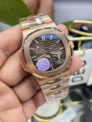Patek Philippe Nautilus 5712 Steel Automatic Watch view 4