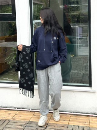 Alo Yoga Accolade Sweatpants Heather Grey view 2