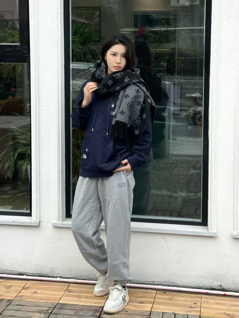 Alo Yoga Accolade Sweatpants Heather Grey view