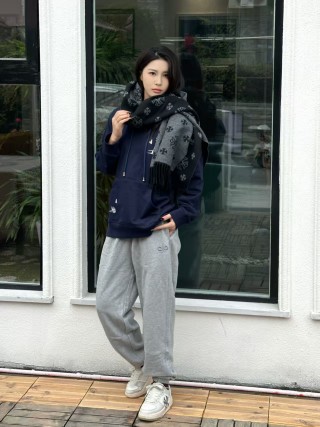 Alo Yoga Accolade Sweatpants Heather Grey view 6