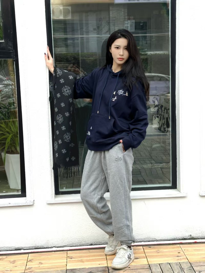 Alo Yoga Accolade Sweatpants Heather Grey view