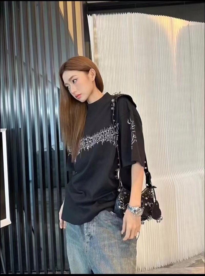 Black Graphic Print Short Sleeve T-Shirt with Distressed Design