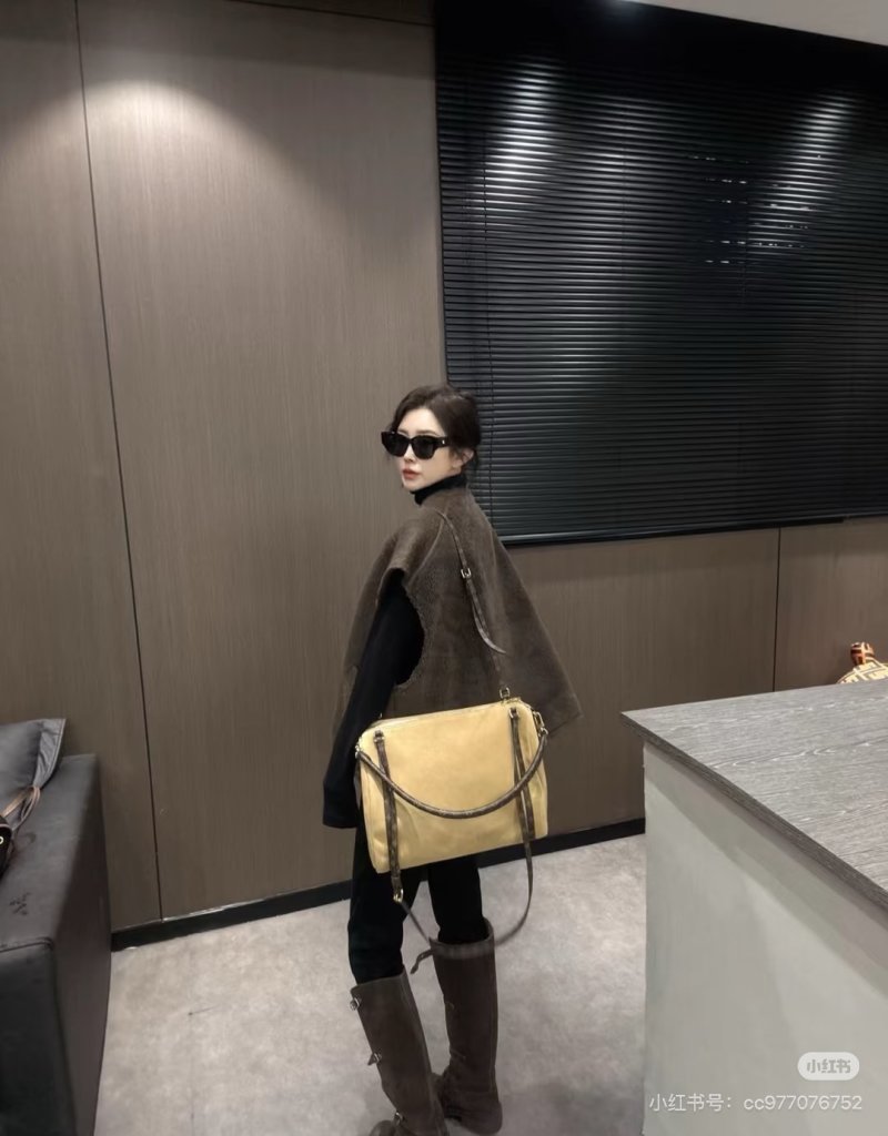 Louis Vuitton Coussin PM Cream & Brown Shoulder Bag view