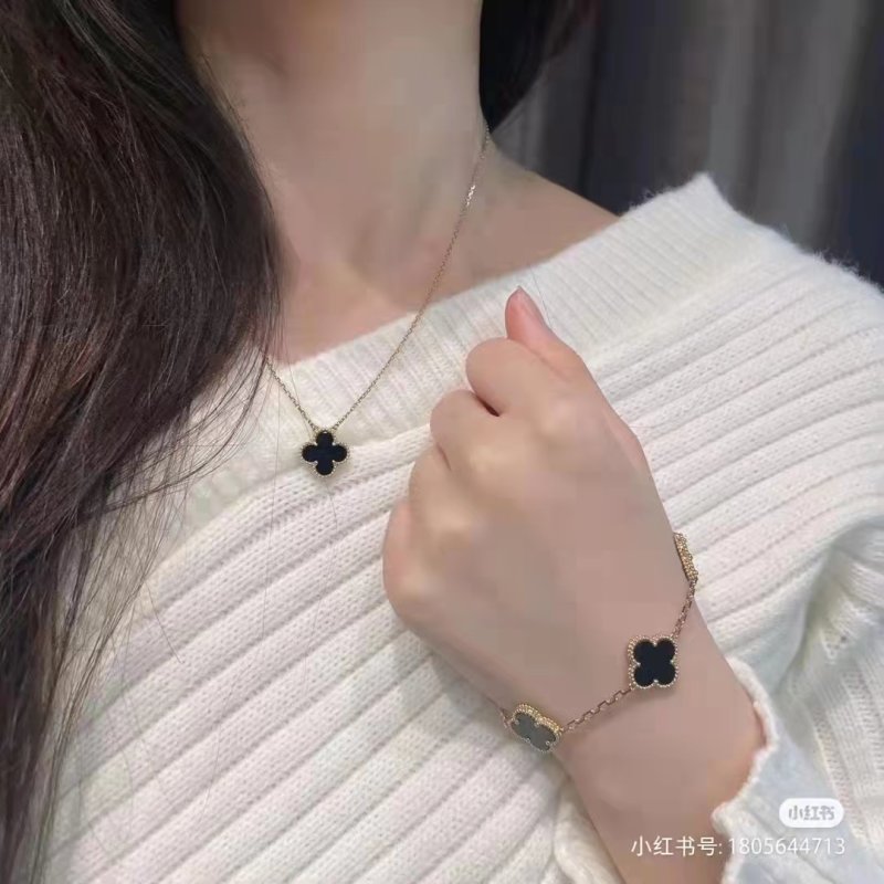 Van Cleef & Arpels Four Leaf Clover Pendant Necklace Black view