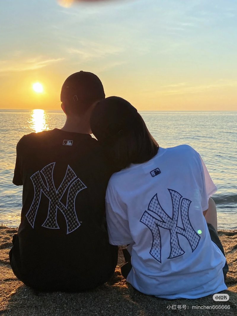 MLB NY Yankees Logo T-Shirt – Black/White Couple Set view