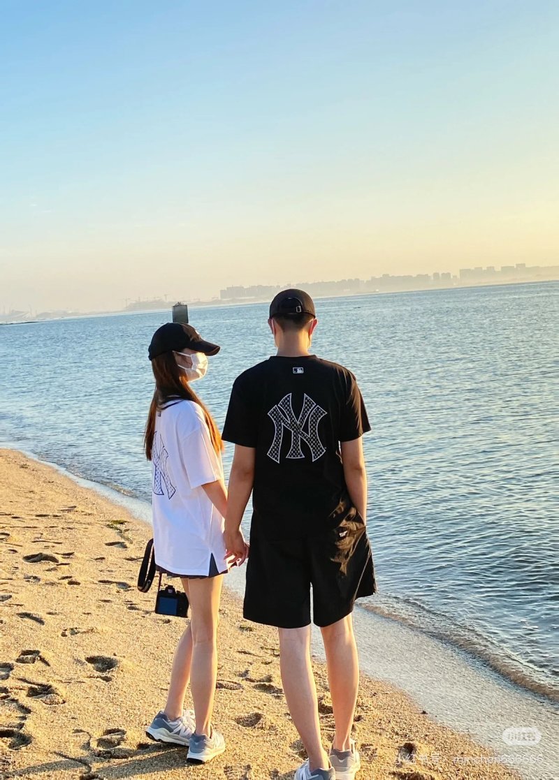 MLB NY Yankees Logo T-Shirt – Black/White Couple Set view