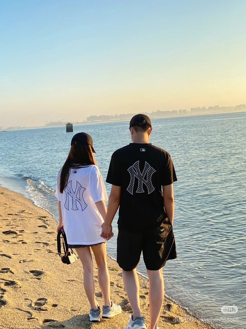 MLB NY Yankees Logo T-Shirt – Black/White Couple Set view