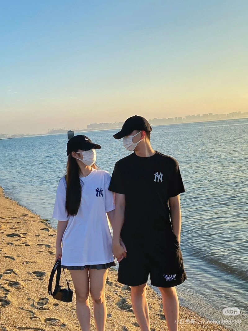 MLB NY Yankees Logo T-Shirt – Black/White Couple Set view