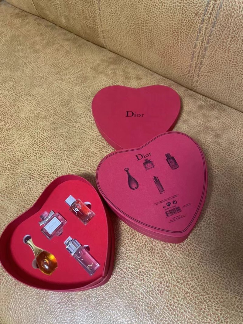 Dior Fragrance Discovery Set 4x5ml Heart Box Red view