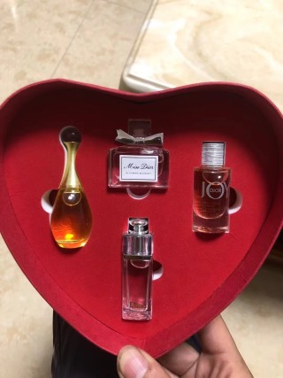 Dior Fragrance Discovery Set 4x5ml Heart Box Red view 3