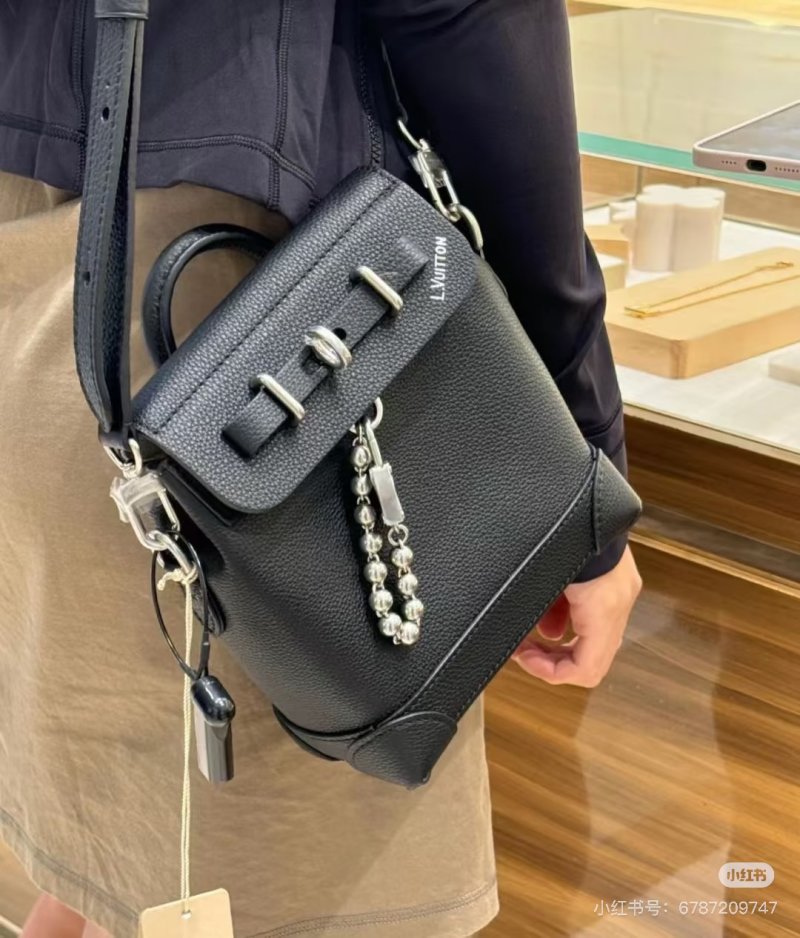 Louis Vuitton Twist Shoulder Bag Black