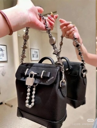Louis Vuitton Twist Shoulder Bag Black view 6