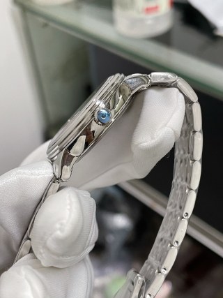 Omega DeVille Butterfly Mother-of-Pearl Quartz 32mm Watch view 7