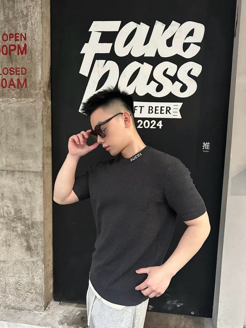 Gucci Black Crew Neck T-Shirt with Collar Logo