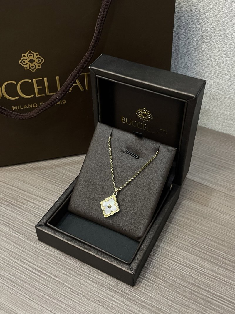 Buccellati Opera Tulle Four-Leaf Clover Gold Pendant Necklace