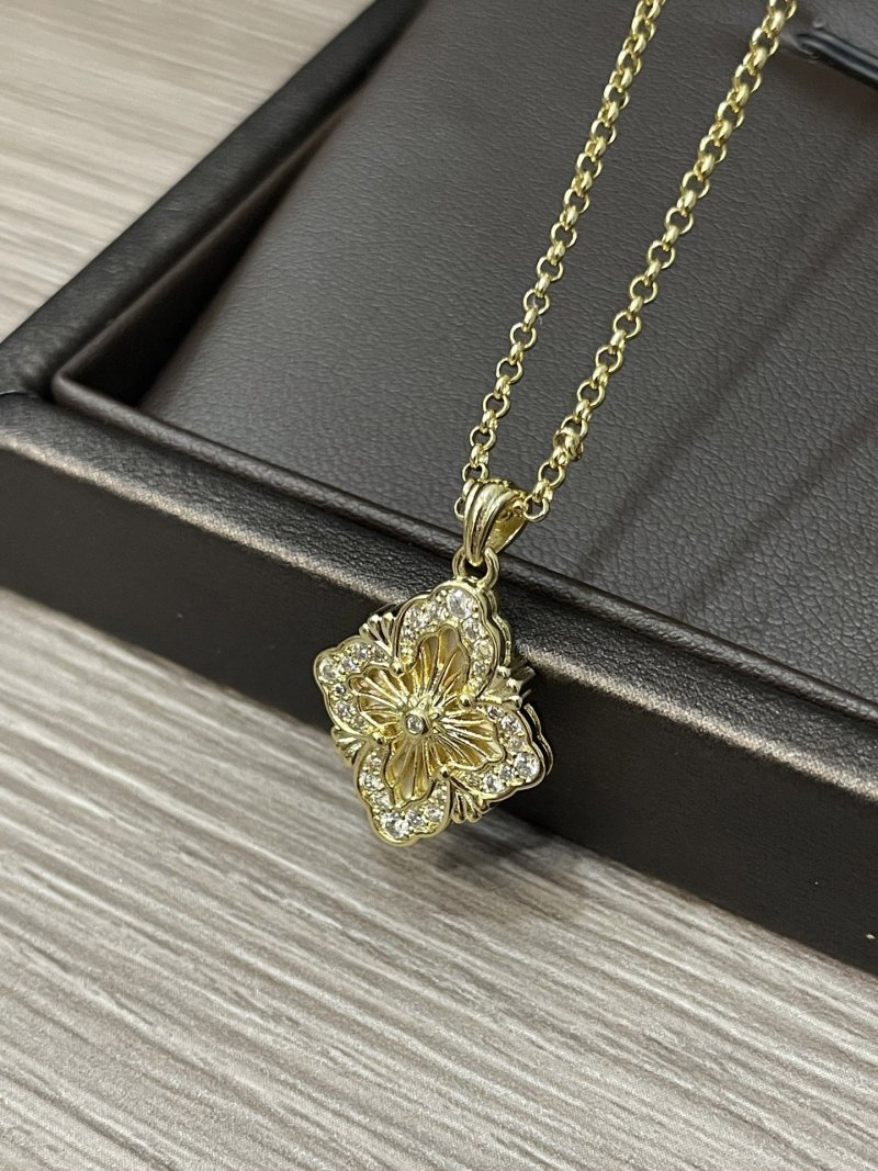 Buccellati Opera Tulle Four-Leaf Clover Gold Pendant Necklace view
