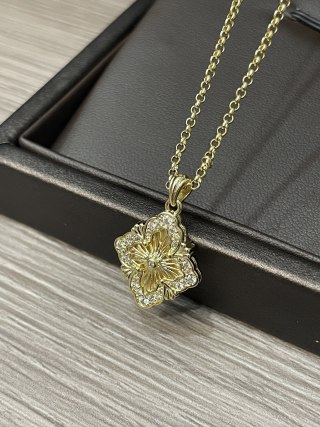 Buccellati Opera Tulle Four-Leaf Clover Gold Pendant Necklace view 3