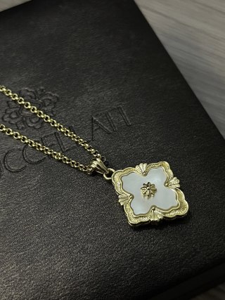 Buccellati Opera Tulle Four-Leaf Clover Gold Pendant Necklace view 4