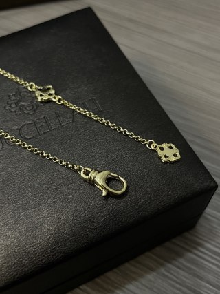 Buccellati Opera Tulle Four-Leaf Clover Gold Pendant Necklace view 5