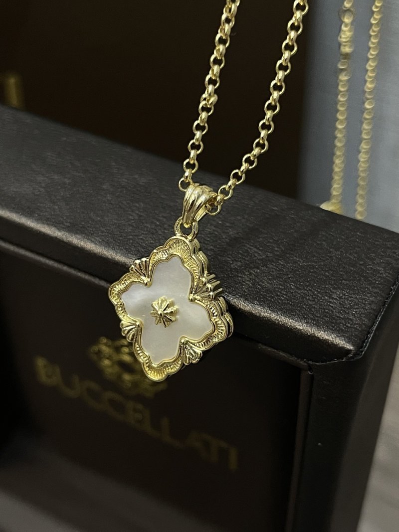Buccellati Opera Tulle Four-Leaf Clover Gold Pendant Necklace view