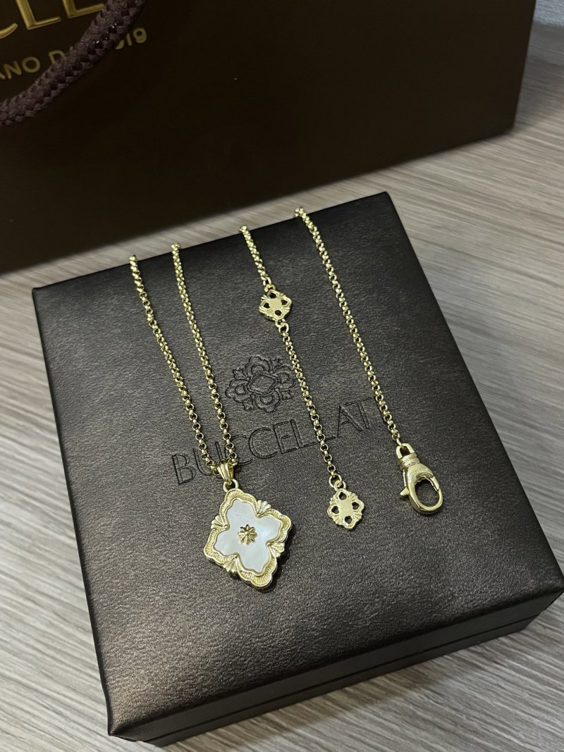 Buccellati Opera Tulle Four-Leaf Clover Gold Pendant Necklace view