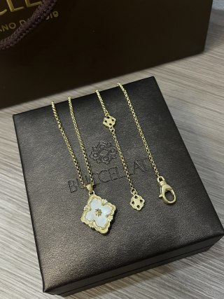 Buccellati Opera Tulle Four-Leaf Clover Gold Pendant Necklace view 7
