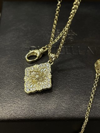 Buccellati Opera Tulle Four-Leaf Clover Gold Pendant Necklace view 9