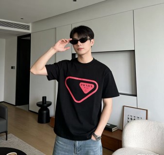 Prada Black Heart Logo T-Shirt Red Print view 2