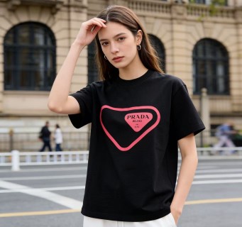 Prada Black Heart Logo T-Shirt Red Print view 3