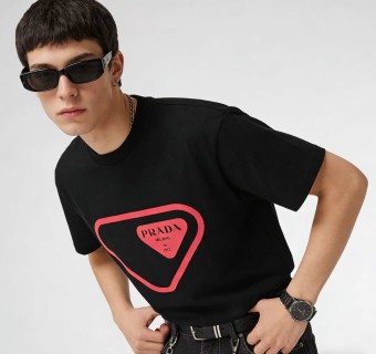 Prada Black Heart Logo T-Shirt Red Print view 4