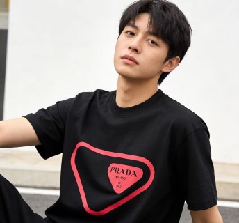Prada Black Heart Logo T-Shirt Red Print view 6