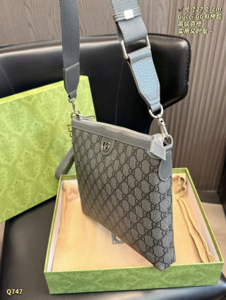 Gucci GG Supreme Grey Messenger Bag view 3