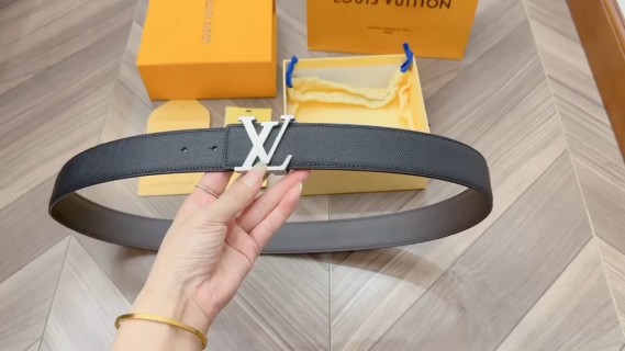 Louis Vuitton LV Initials Black Leather Belt video