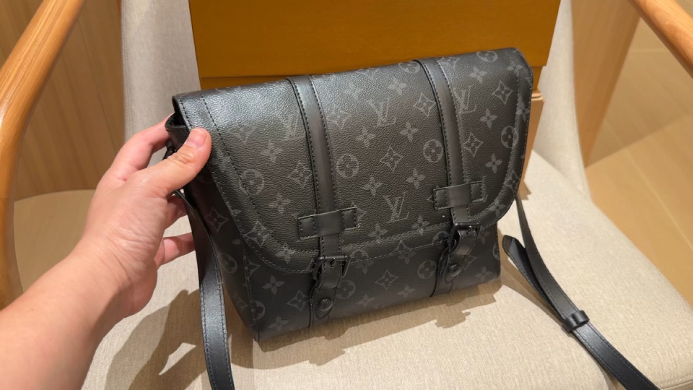Louis Vuitton Monogram Canvas Messenger Bag Black