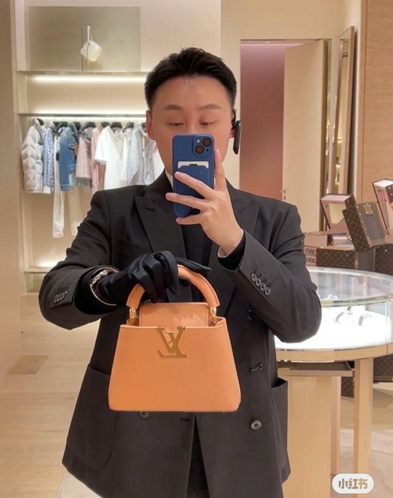 Louis Vuitton Capucines MM Orange Leather Handbag