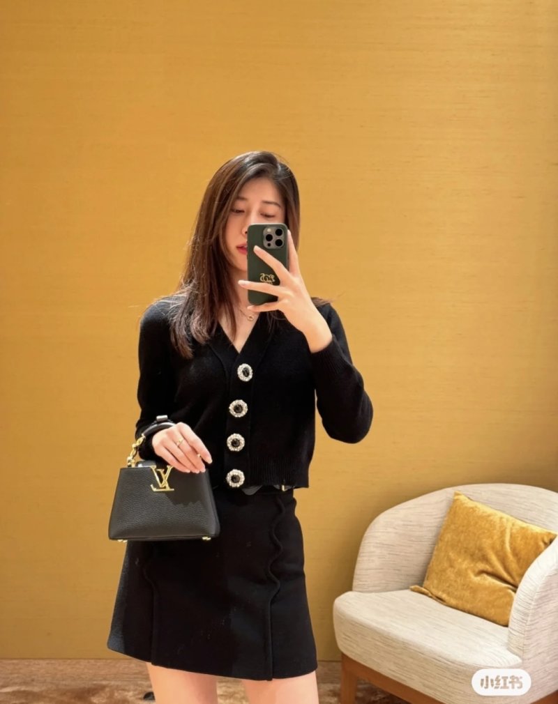 Louis Vuitton Capucines MM Orange Leather Handbag view