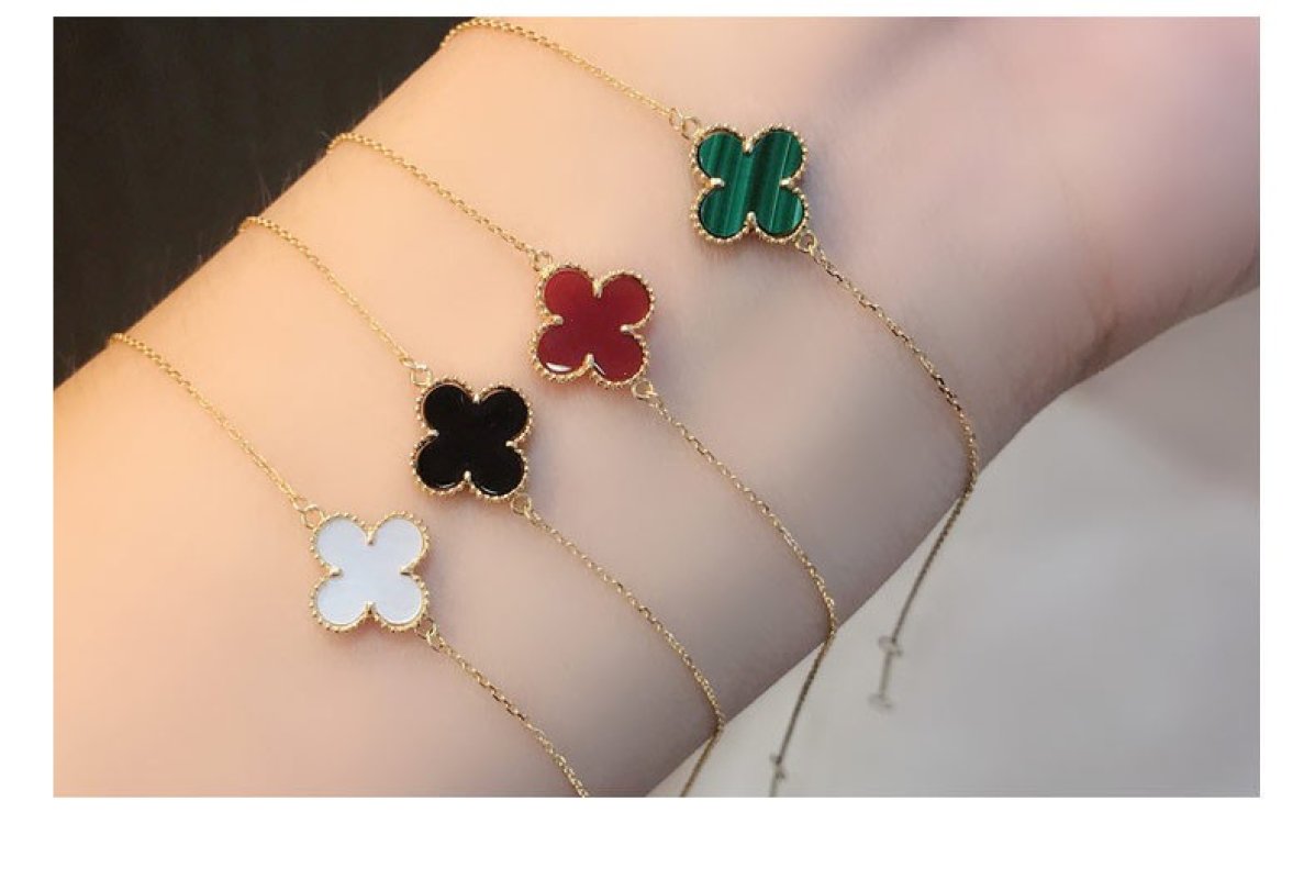 Van Cleef & Arpels Four-Leaf Clover Bracelet Red Carnelian 18K Gold view