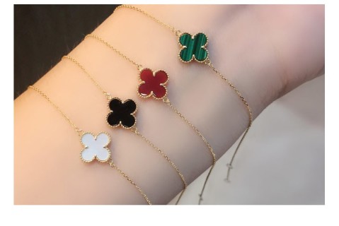 Van Cleef & Arpels Four-Leaf Clover Bracelet Red Carnelian 18K Gold view 7