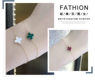 Van Cleef & Arpels Four-Leaf Clover Bracelet Red Carnelian 18K Gold view 8