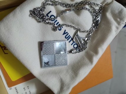 Louis Vuitton Shell Detail Square Pendant Necklace Silver view 6