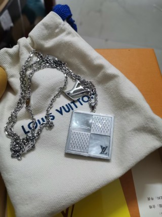 Louis Vuitton Shell Detail Square Pendant Necklace Silver view 7