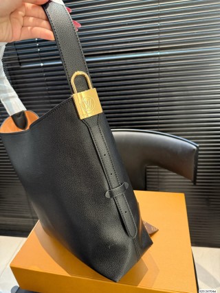 Louis Vuitton Black Leather Commuter Shoulder Bag view 4