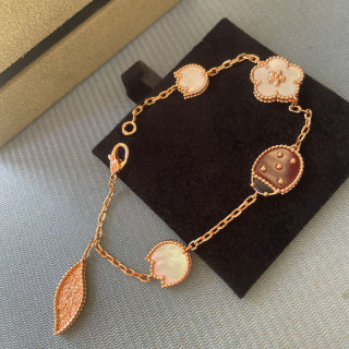 Van Cleef & Arpels Lucky Four-Leaf Clover Bracelet - Gold view 2