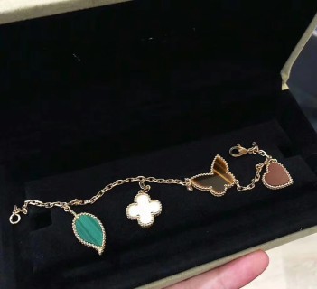 Van Cleef & Arpels Lucky Four-Leaf Clover Bracelet - Gold view 3