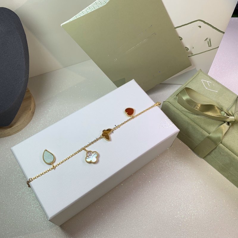 Van Cleef & Arpels Lucky Four-Leaf Clover Bracelet - Gold view