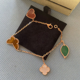 Van Cleef & Arpels Lucky Four-Leaf Clover Bracelet - Gold view 7